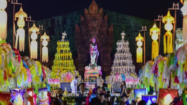 4k,-timelapse,-el-Phra-Nang-Chamthewi-estatua,-Lamphun,-Tailandia-–-10-de-mayo-de-2017:-miles-colores-lanna-linternas-por-la-noche,-festival-de-Lamphun.