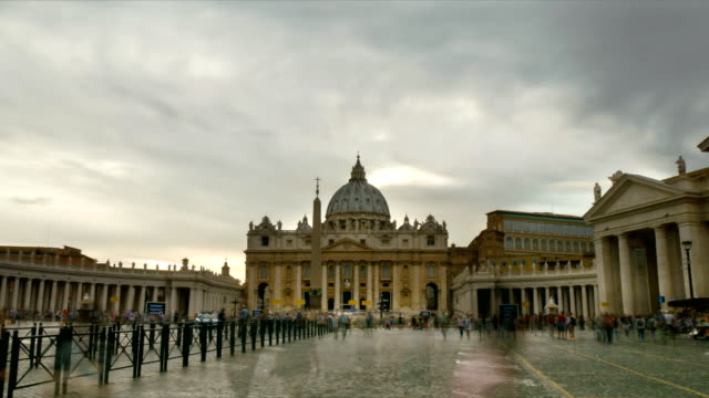 Zeitraffer-von-Gewitterwolken-über-St.-Peter-im-Vatikan