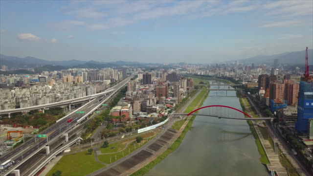 Taiwan-Taipei-Stadt-sonnigen-Tag-Verkehr-Straße-und-Fluss-Brücke-aerial-Panorama-4k