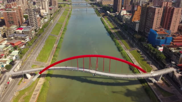 Taiwan-Taipei-Stadt-Sonnentag-berühmte-Fußgängerbrücke-aerial-Panorama-4k