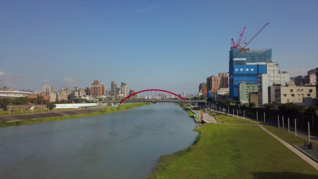 Taiwan-taipei-ciudad-día-soleado-parque-fluvial-en-la-azotea-construcción-aérea-panorama-4k