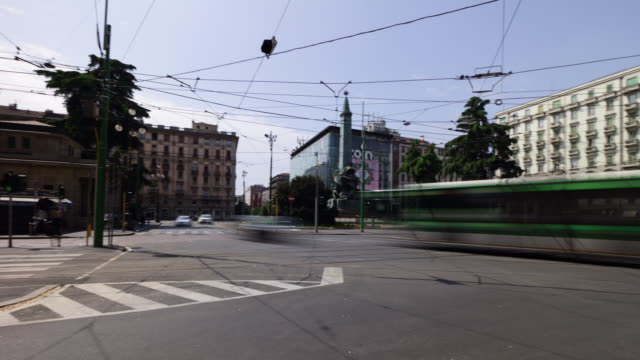 Italia-día-soleado-Milán-famoso-tráfico-calle-Plaza-panorama-4k-timelapse-de-rotación