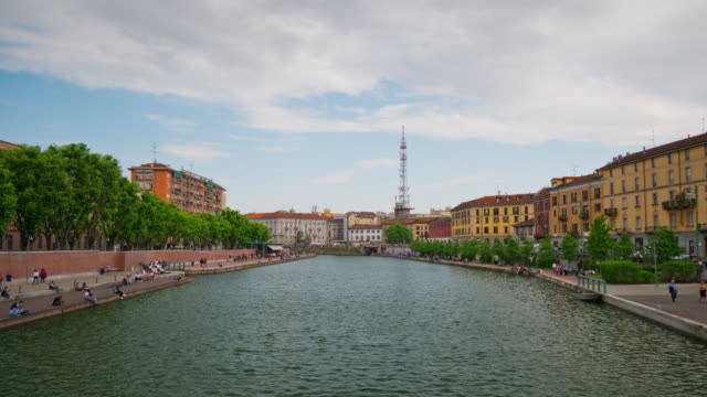 Italia-día-luz-Milán-ciudad-famoso-canal-panorama-4k-timelapse