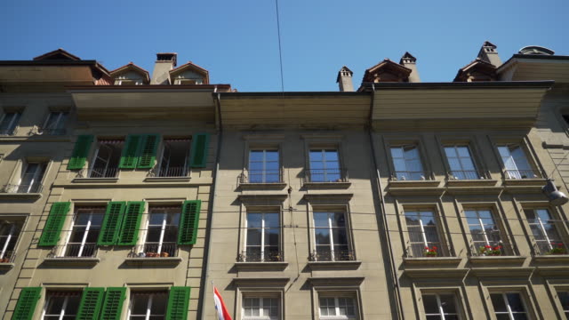 Der-Schweiz-Sonnentag-Bern-Stadt-Straße-Hauptgebäuden-Wände-Panorama-4k