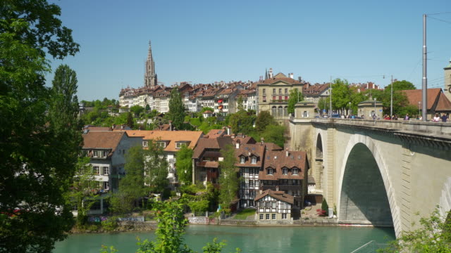 Schweiz-Bern-Stadtbild-Sonnentag-Fluss-Seite-Brücke-Panorama-4k