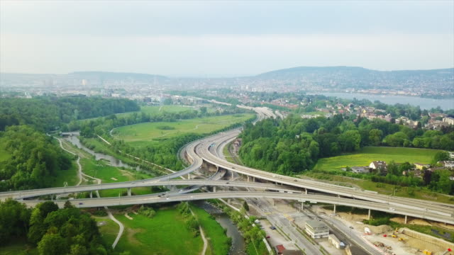 der-Schweiz-sonnigen-Zürich-Stadtbild-Verkehr-Straße-aerial-Panorama-4k