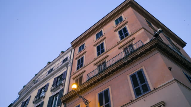 Mehrfamilienhaus-Straßen-in-Rom,-Italien.-Fenster-mit-Fensterläden.-Fassaden-der-alten-Häuser-in-den-Straßen-von-Italien.-Reisen-Konzept.-Slow-Motion.-4k