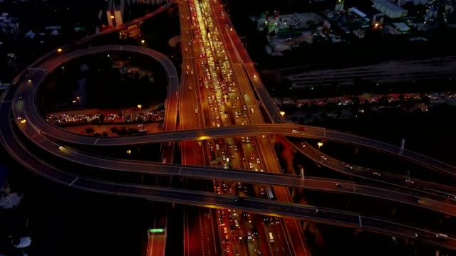 für-den-Verkehr-in-Autobahn-in-der-Nacht,-4k-video-schauen
