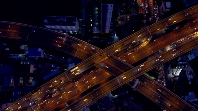 zoom-para-el-tráfico-en-la-carretera-por-la-noche,-escena-urbana,-Bangkok,-Tailandia