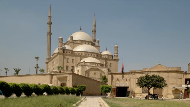 Alabaster-Moschee-und-Besucher-in-Kairo,-Ägypten