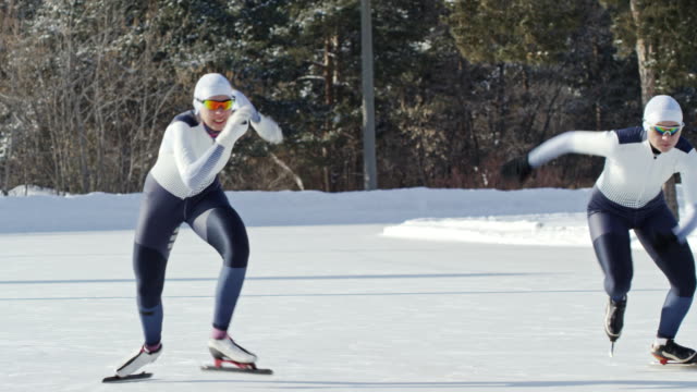 Mujeres-activas-compitiendo-en-patinaje-de-velocidad