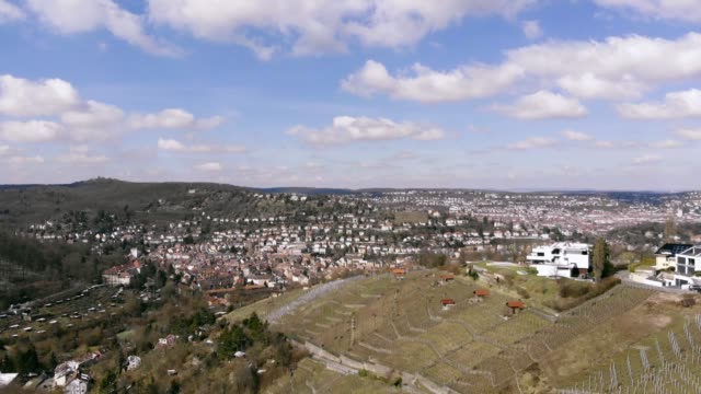 Aerial-View-Stadtbild-mit-fantastischen-blauen-Wolkenhimmel,-Stuttgart,-Deutschland