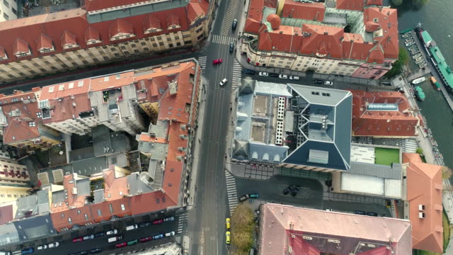 Vista-panorámica-desde-arriba-en-el-castillo-de-Praga,-aérea-de-la-ciudad,-ver-desde-arriba-el-paisaje-urbano-de-Praga,-vuelo-sobre-la-ciudad,-top-view,-Moldava,-puente-Carlos,-Praga