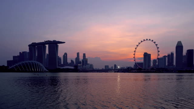 Centro-ciudad-de-Singapur-en-Marina-Bay-area.-Distrito-financiero,-edificios-rascacielos-y-la-rueda-de-la-fortuna-al-atardecer