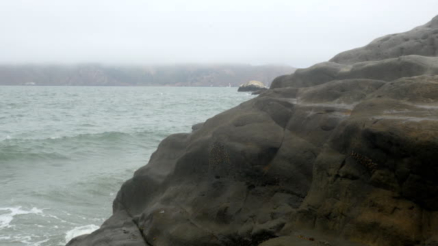 Kamera-zeigt-die-Golden-Gate-Bridge-hinter-Felsen