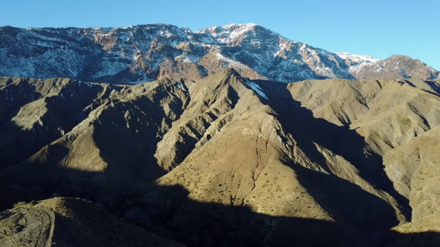 Drohnenflug-mit-herrlichen-Berglandschaft-in-Marokko