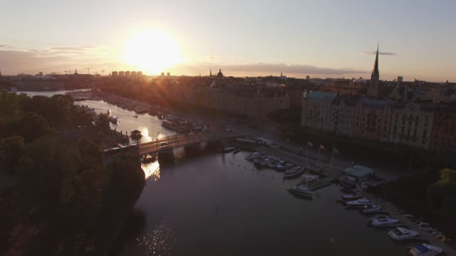 Blick-über-Stockholm-Stadt-bei-Sonnenuntergang.-Drohne-Schuss-überfliegen-Stadtbild-in-Schweden
