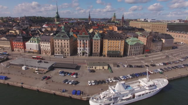 Volando-sobre-los-edificios-de-la-ciudad-en-Estocolmo,-Suecia.-Vista-aérea-drone-de-ciudad-vieja-de-Estocolmo.-Rodada-en-4K-UHD