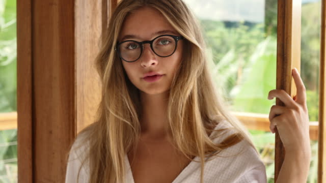 Blond-beauty-in-specs