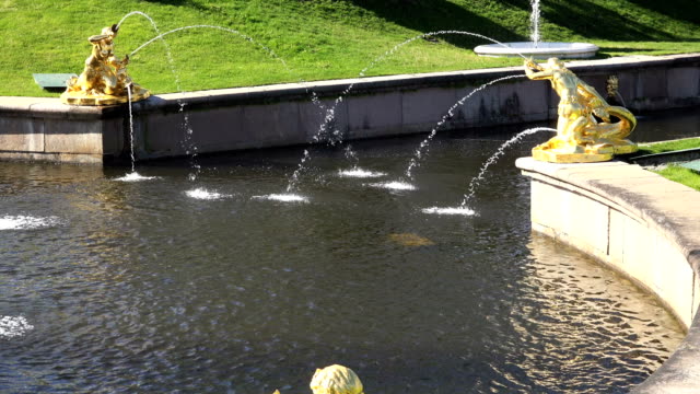 einen-Stream-aus-dem-Brunnen-fließt-in-den-Fluss