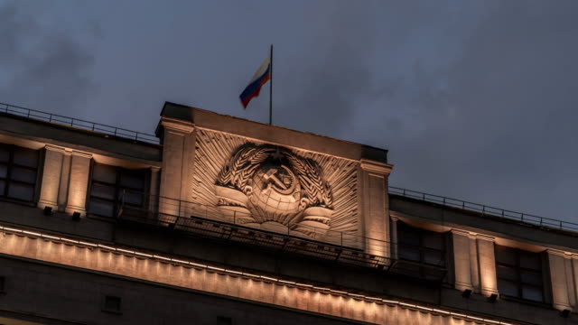 Bandera-estatal-de-la-Federación-de-Rusia-en-la-Duma-del-estado,-lapso-de-tiempo