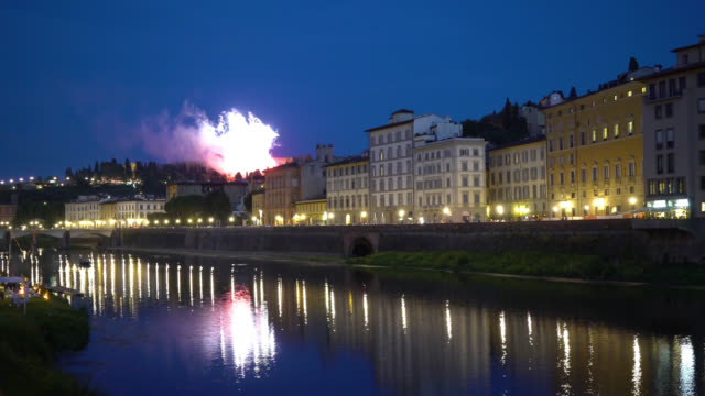 Florencia,-Toscana,-Italia.-Vista-nocturna-del-río-Arno-y-fuegos-artificiales