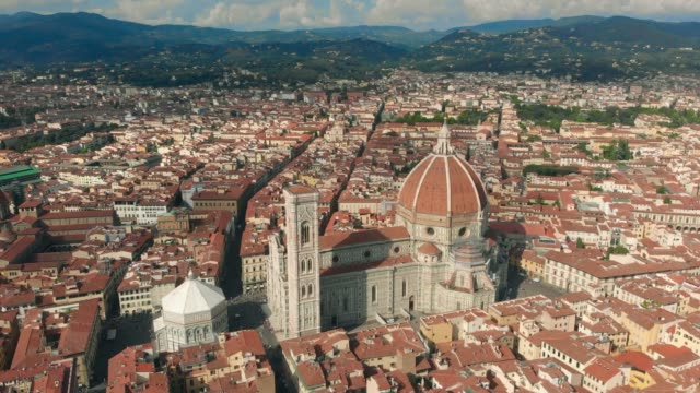 Aerial-view-of-Florence-city-and-Cathedral-of-Santa-Maria-del-Fiore-4K-Drone-Video