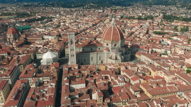 Luftaufnahme-der-Stadt-Florenz-und-Kathedrale-Santa-Maria-del-Fiore-4K-Drohne-Video
