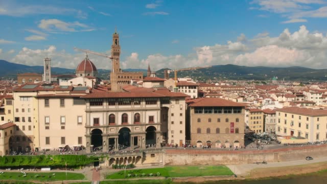 Luftaufnahme-der-Stadt-Florenz,-Arno-Uferpromenade-und-Kathedrale-Santa-Maria-del-Fiore-4K-Drohne-Video