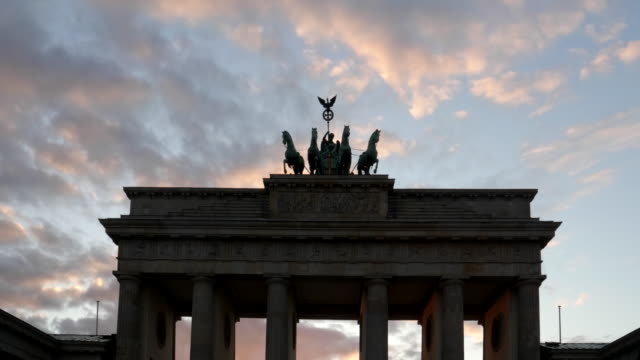 Sonnenuntergang-hautnah-die-Quadriga-auf-dem-Brandenburger-Tor-in-Berlin,-Deutschland