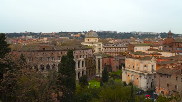 Ciudad-de-Roma-con-el-antiguo-teatro-de-Marcellus