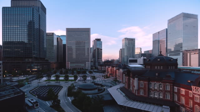 TimeLapse---paisaje-de-Marunouchi-de-Tokio-de-día-a-noche-Fix