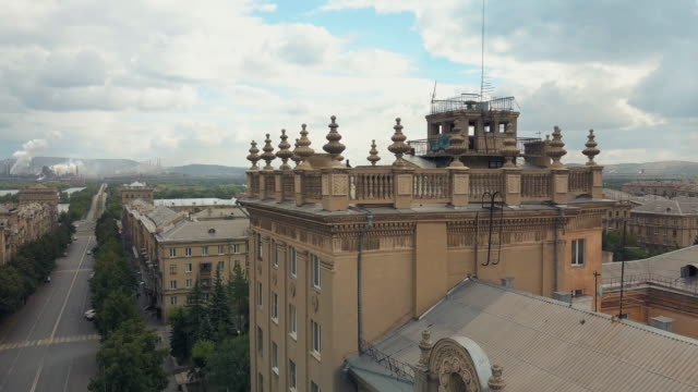Drone-flight-around-the-roof-of-old-house,-Magnitogorsk