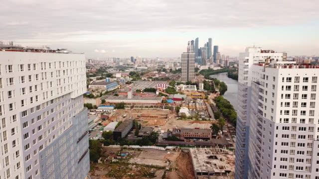 Moscú,-Rusia.-Vista-aérea-del-río-Moscú,-rascacielos-y-fábricas