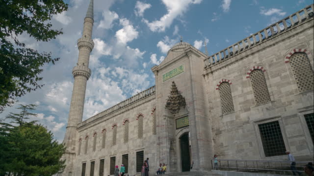 Menschen-am-Eingang-der-Moschee-in-Sultanahmet,-Bluemosque,-timelapse