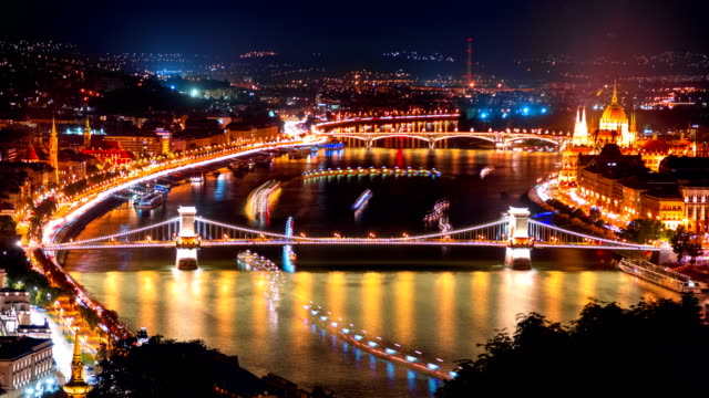 Timelapse-nocturno-de-Danubio,-Budapest,-Hungría