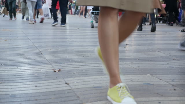 Menschlicher-Fuß-in-der-Rambla-in-Barcelona