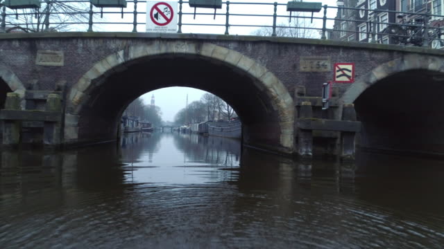 Blick-auf-Brücke-durch-Kanal