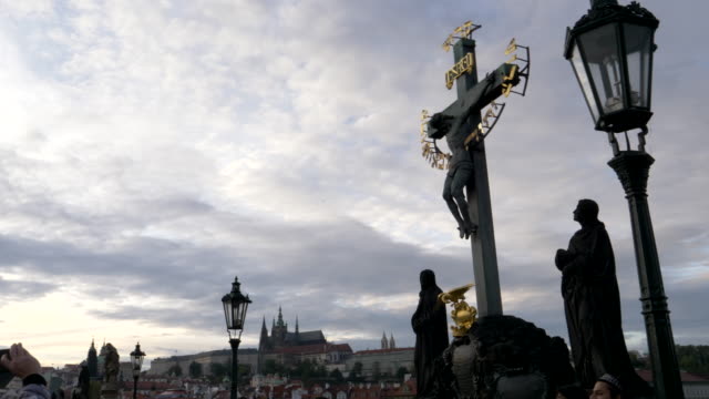 Abenddämmerung-Schuss-eines-Kruzifixes-auf-der-Karlsbrücke-in-Prag