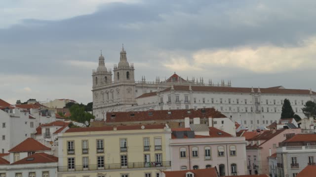 Zeitraffer-von-Sao-Vicente-da-Fora-Kirche-in-Alfama,-Lissabon,-Portugal.-Gefangen-im-Miradouro-Porta-Do-Sol