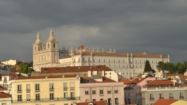 Lapso-de-tiempo-de-la-iglesia-de-Sao-Vicente-da-Fora-en-Alfama,-Lisboa,-Portugal.-Capturado-en-el-Miradouro-Porta-do-Sol