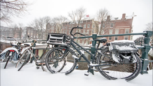 Es-schneit-in-Amsterdam,-Niederlande