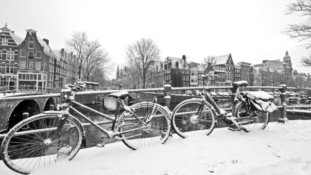 Nevando-en-Amsterdam-Países-Bajos-en-la-noche