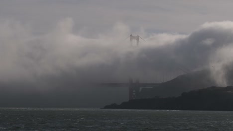 Puente-Golden-Gate-en-San-Francisco,-vista-desde-el-ferry