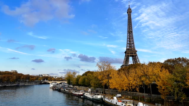 Frankreich,-Paris,-der-Seine-und-den-Eiffelturm-in-den-Farben-des-Herbstes