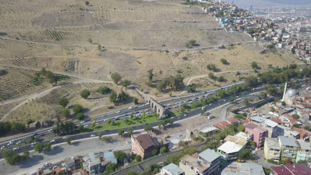 Vista-de-Izmir,-tiro-aéreo-de-tráfico,-acueductos