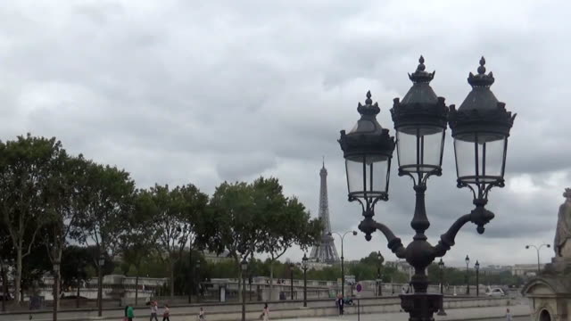 Lamppost-and-Eiffel-tower,-Paris,-France