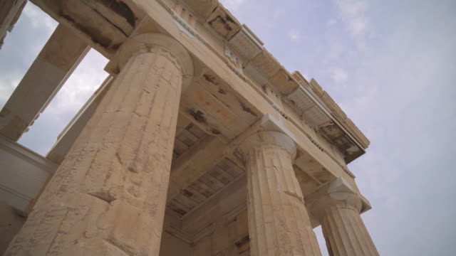Antiguos-Propileos-en-la-Acrópolis-de-Atenas.