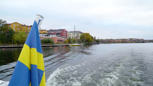 El-aspecto-más-cerca-de-la-embarcación-amarilla-en-el-lado-en-Estocolmo-Suecia