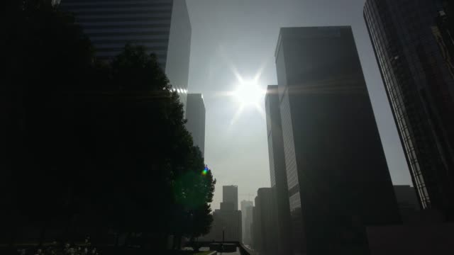 Kamerafahrt-moderner-Wolkenkratzer-in-der-Innenstadt-von-Los-Angeles,-an-einem-sonnigen-Tag-in-Kalifornien
